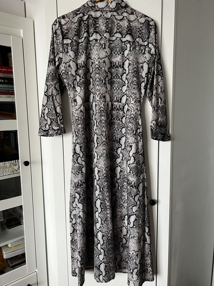 Sukienka maxi w wężowy print