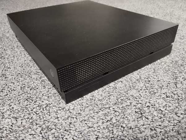 Sprzedam Xbox One X + gry w zestawie