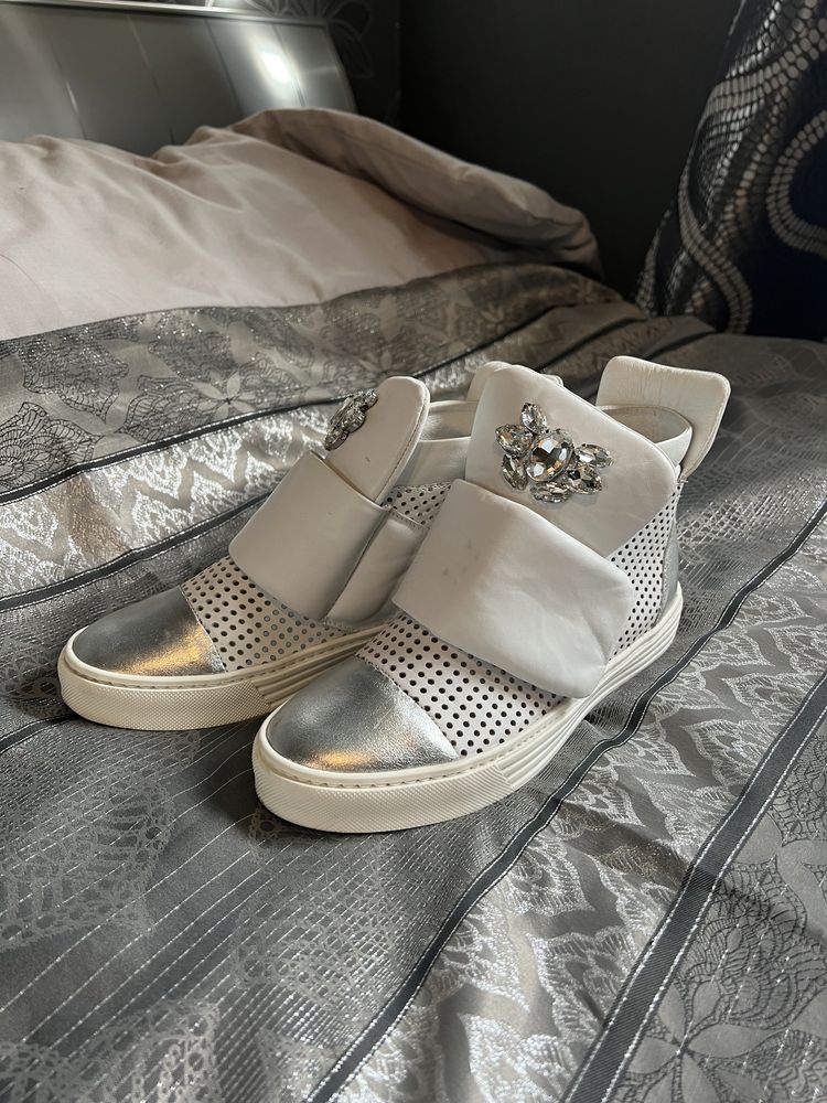 Carinii 39 sneakersy biało- srebrne skóra naturalna