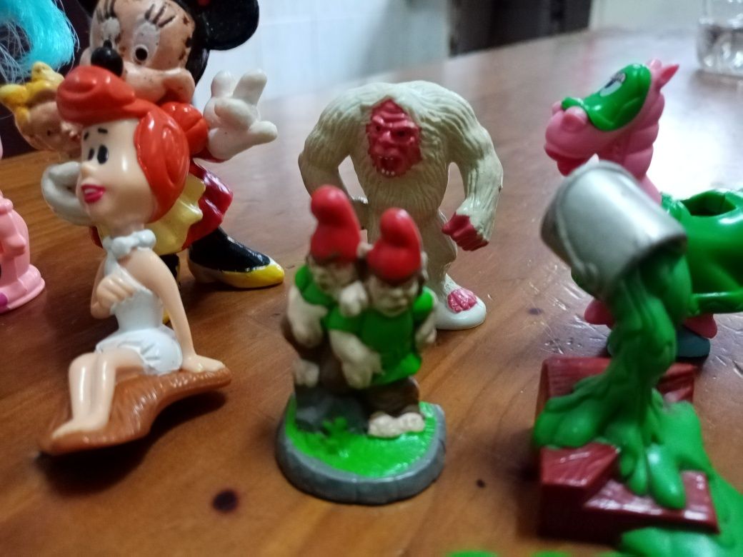 Vendo vários bonequinhos