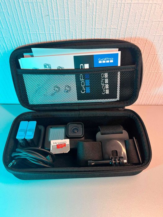 Екшн-камера GoPro Hero 10 з хорошим комплектом.
