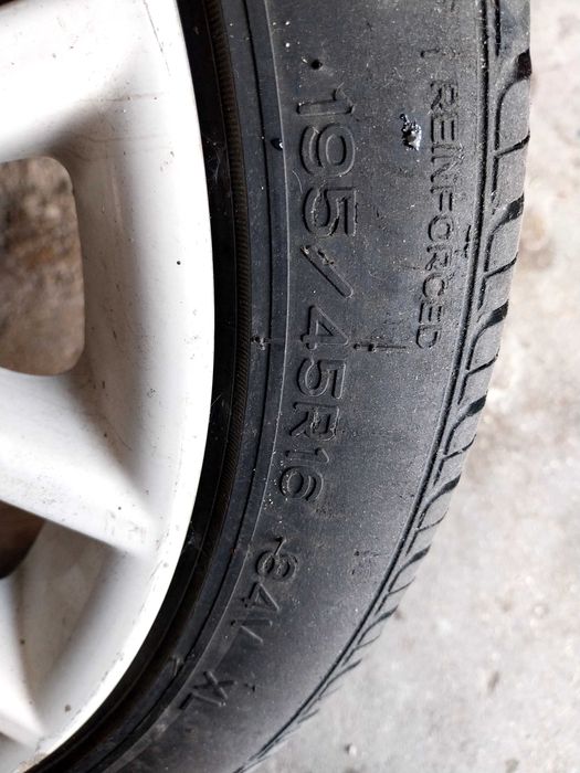 Jantes com pneu de cor branco os pneus estao em bon estado