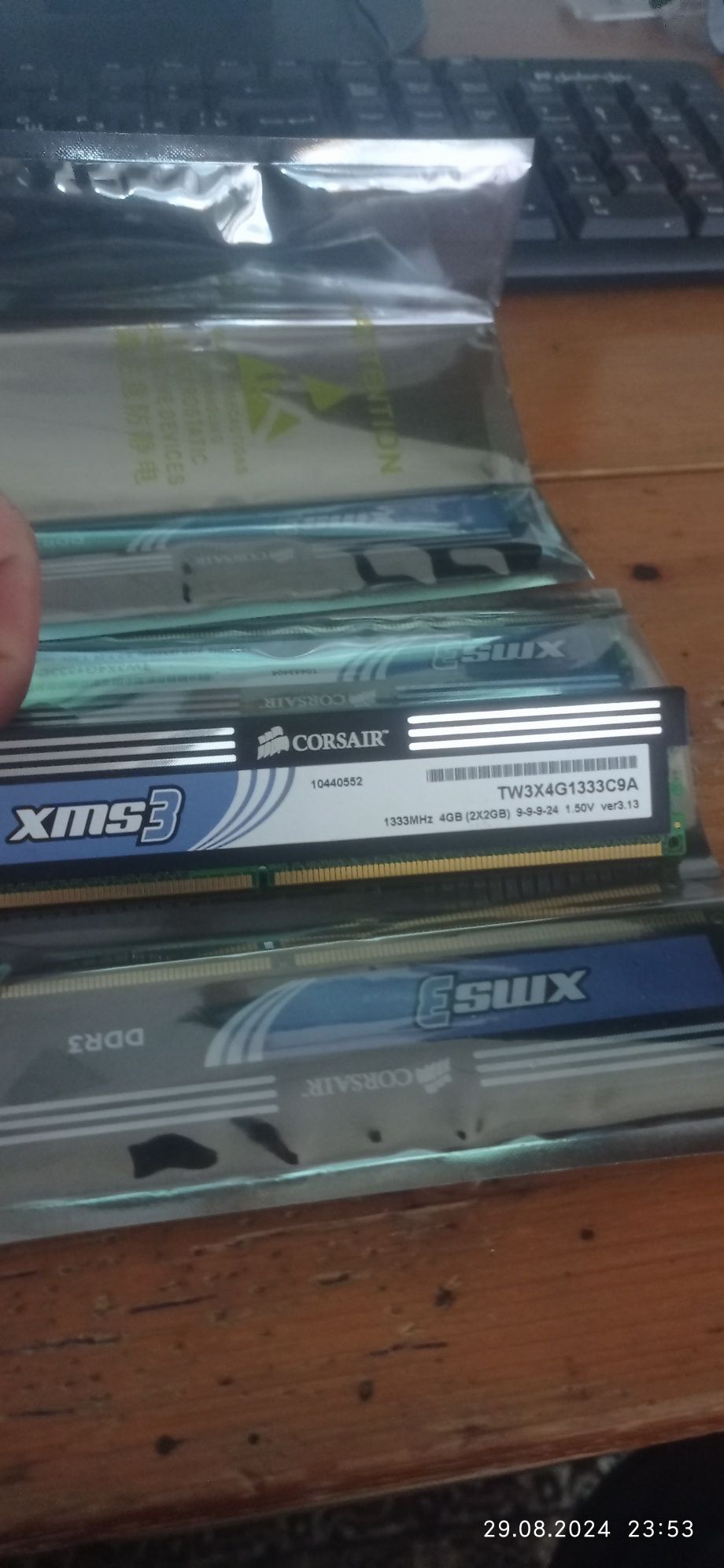 Оперативная память ddr3  8 гиг. 4 по 2