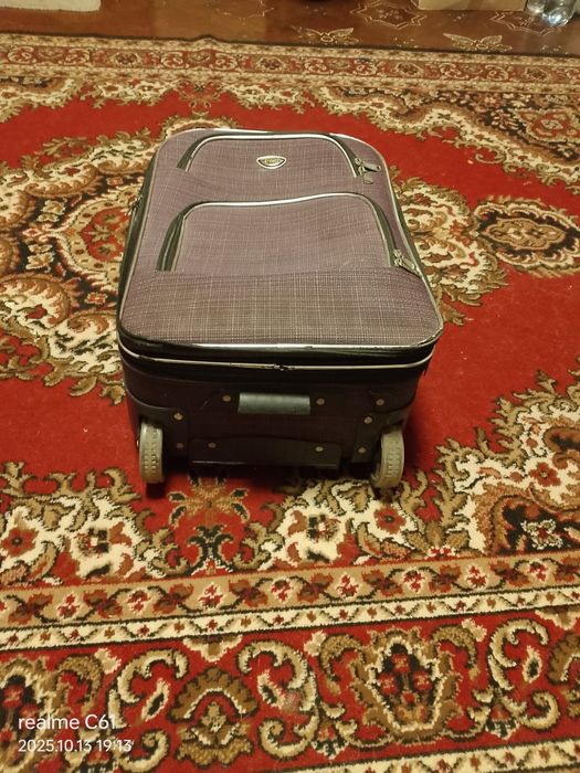 Продам чемодан на колесиках