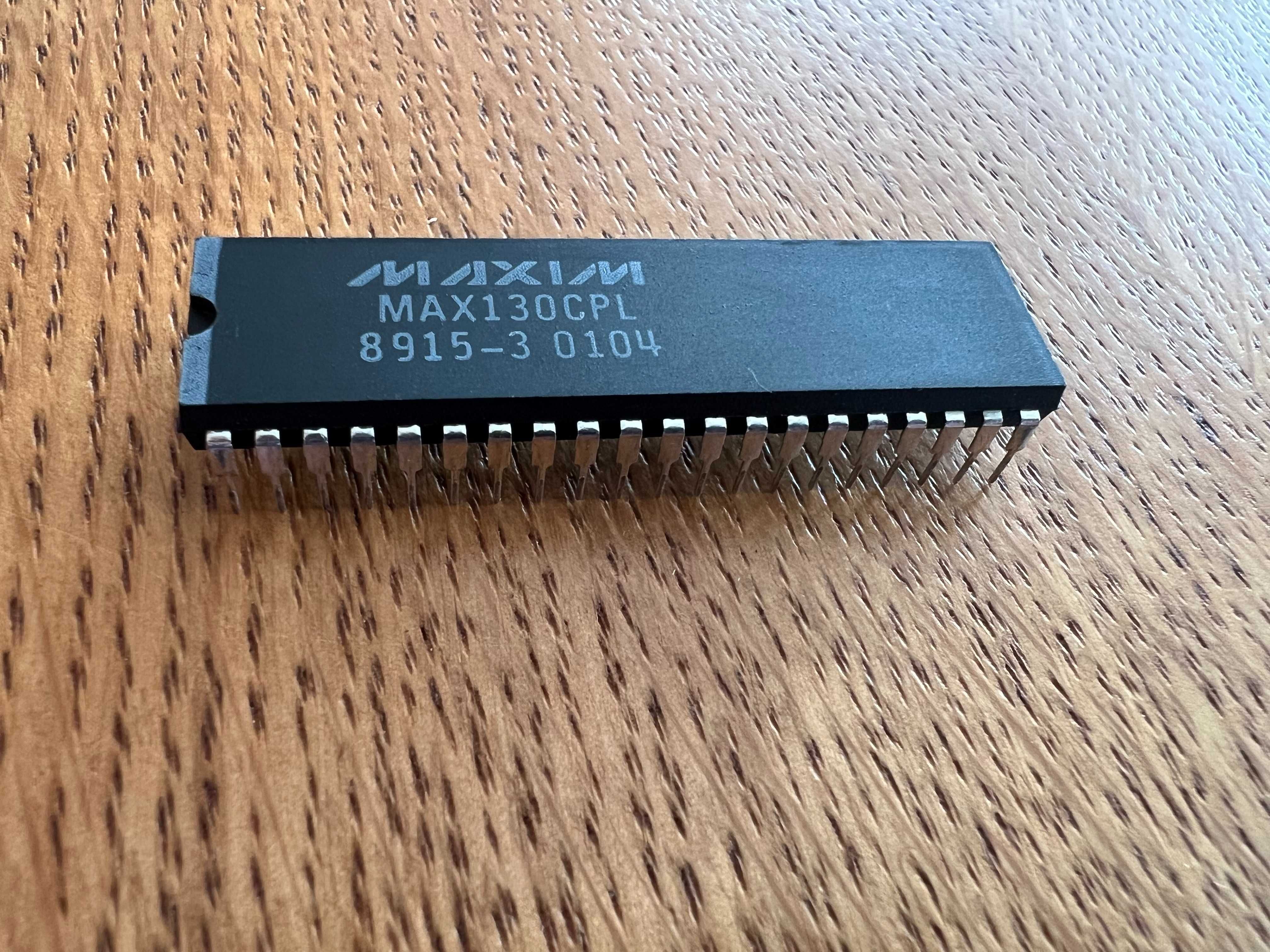 Układ scalony MAX130CPL stosowany w miernikach METEX M-3630 i M-3650