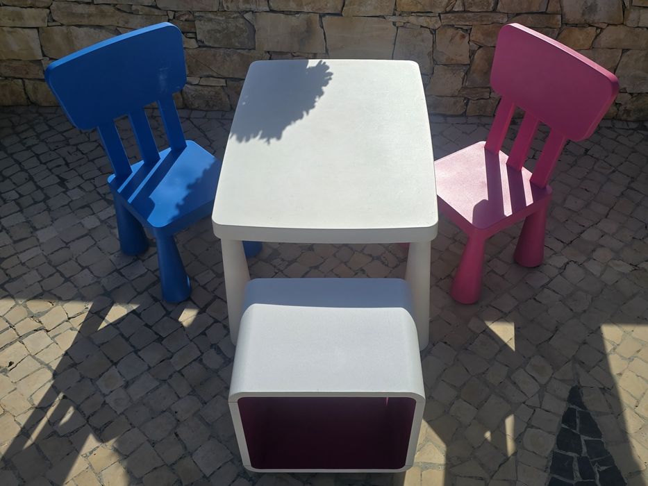 MESA e cadeiras + quadro escrever