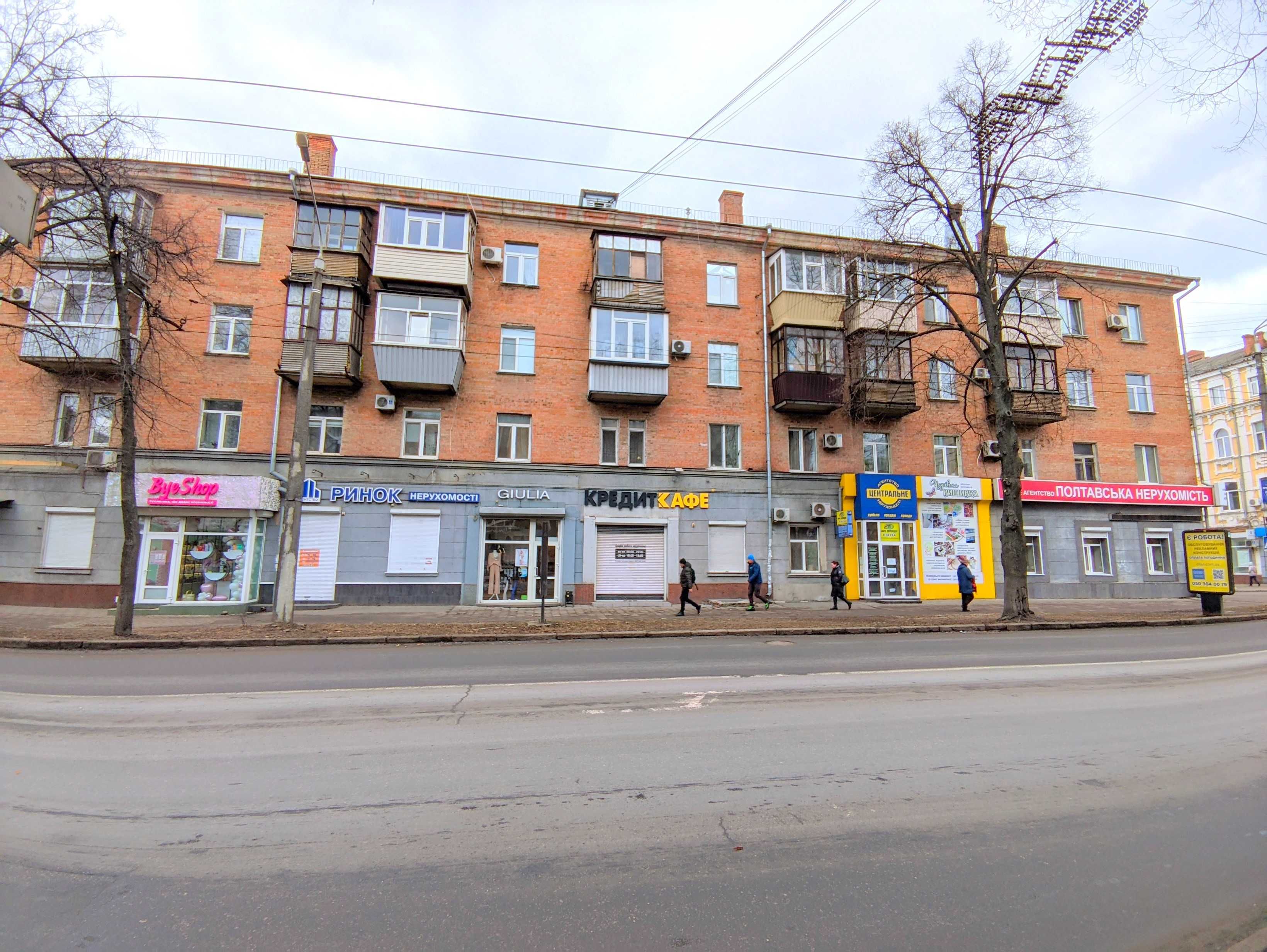 Комерційне приміщення в Центрі Міста. (2 Фасадних входи, 3 Вікна)
