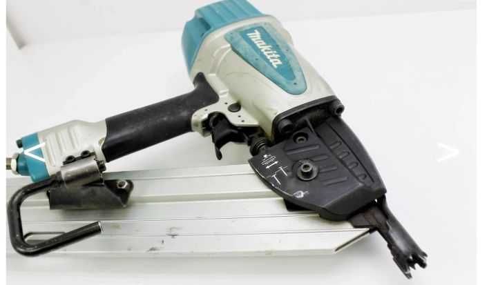 Gwóźdź pneumatyczna dekarska makita an943