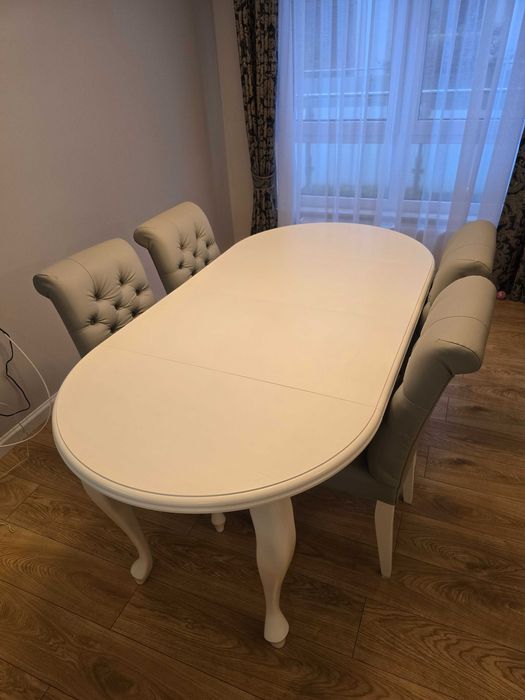 Stół okrągły Ludwik biały + 4 krzesła Chesterfield, rozkładany