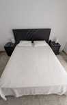Cama casal e mesas de cabeceira