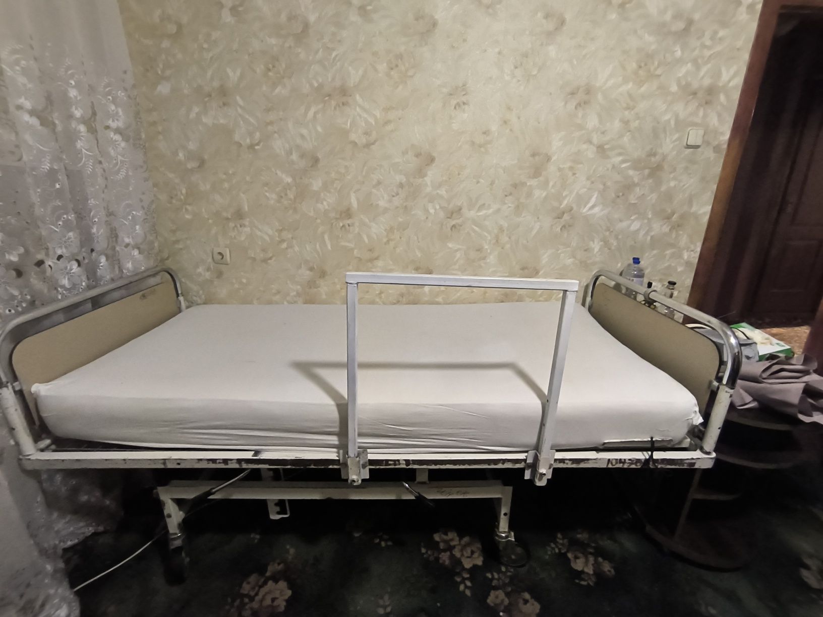 Медичне ліжко з хорошим матрасом
