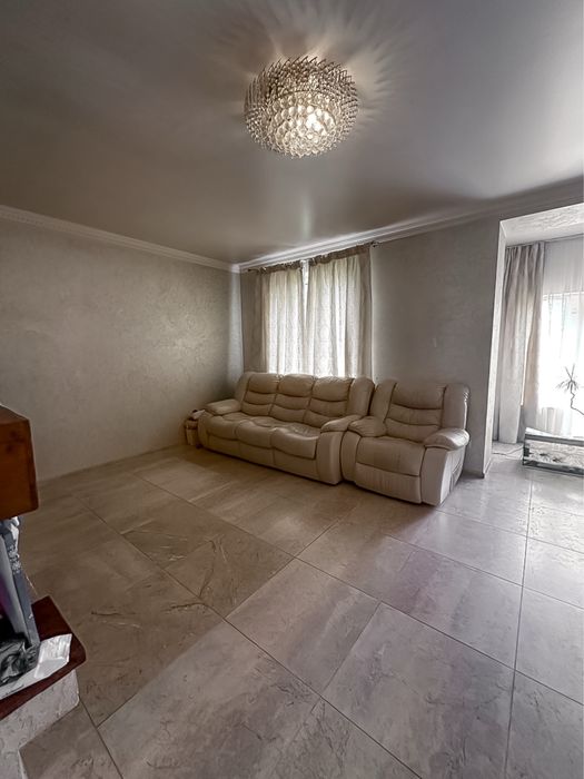 Продаж будинку з ремонтом. Центр. Велика ділянка. Озеро поруч.