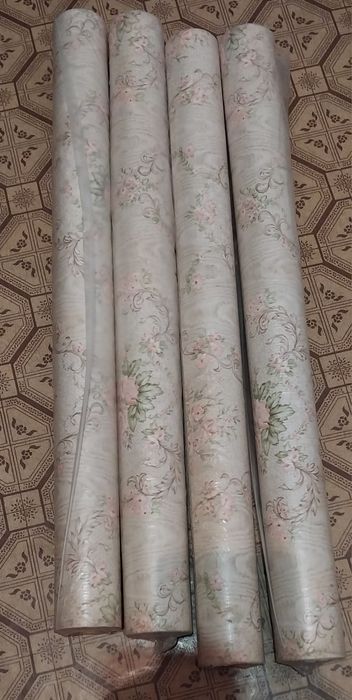 Продам обои бумажние 350 гривен за 4 рулона лежали в шкафу