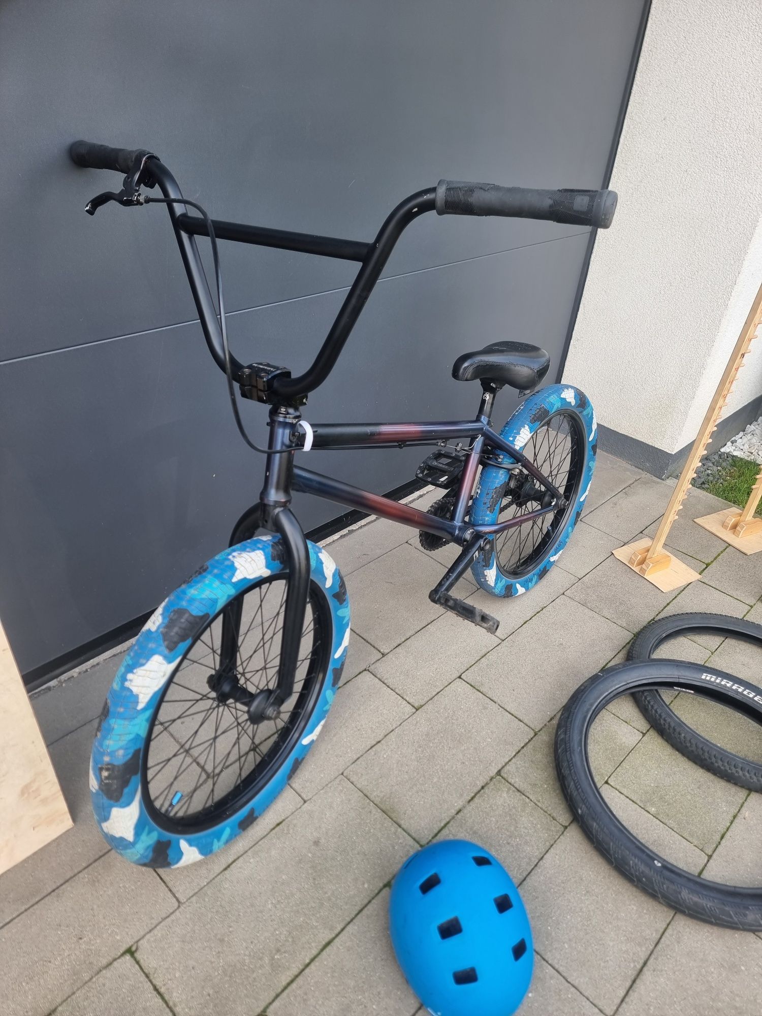 BMX WTP envy 9 + rampa, tyczka/płotek, 2 opony, pegi i kask