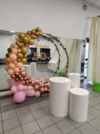 Decoração - arco com balões + cilindros + frase em vinyl