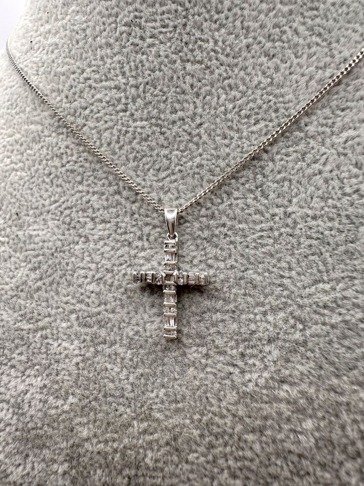 Złoty naszyjnik z krzyżykiem z diamentami 0,16ct