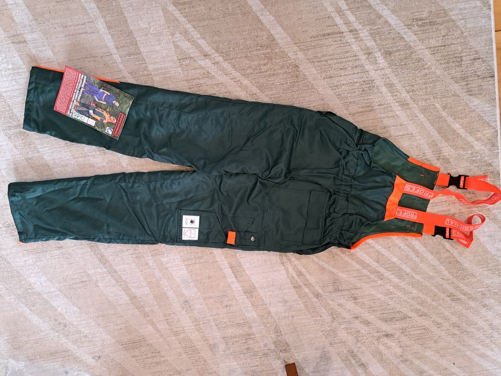 Spodnie letnie dla pilarza, kask i buty. Antyprzecięciowe