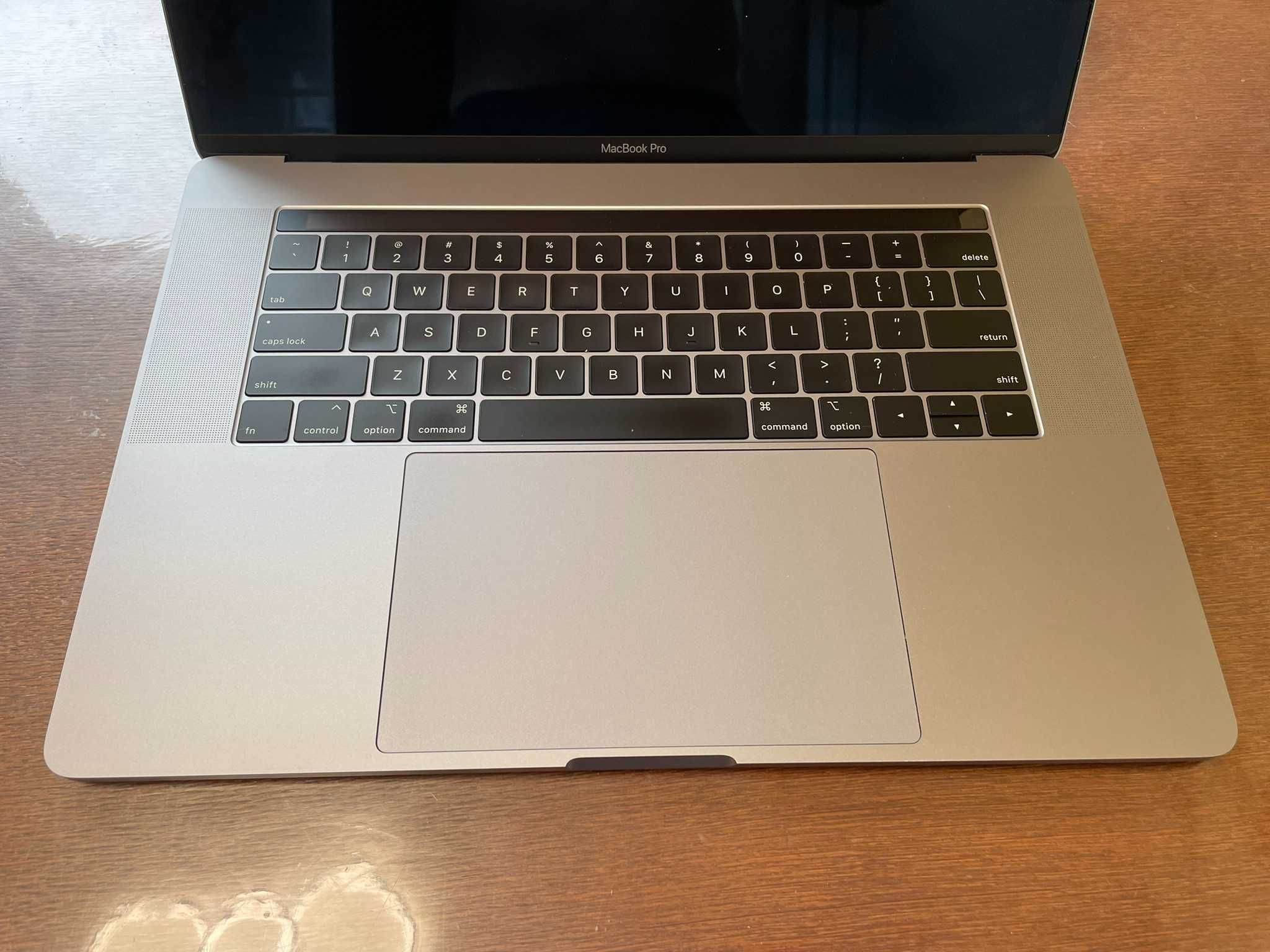 Ноутбук 15 Apple MacBook Pro 2018 (i7-8750H/16/SSD 256Gb/Radeon 560X)
