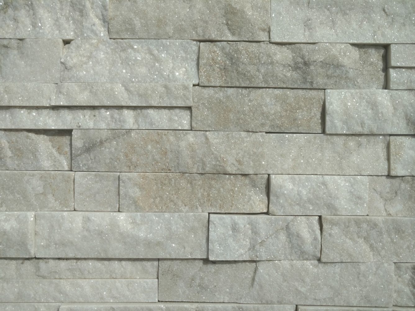 Kamień elewacyjny jasny beżowy naturalny łupek na ścianę mur elewację