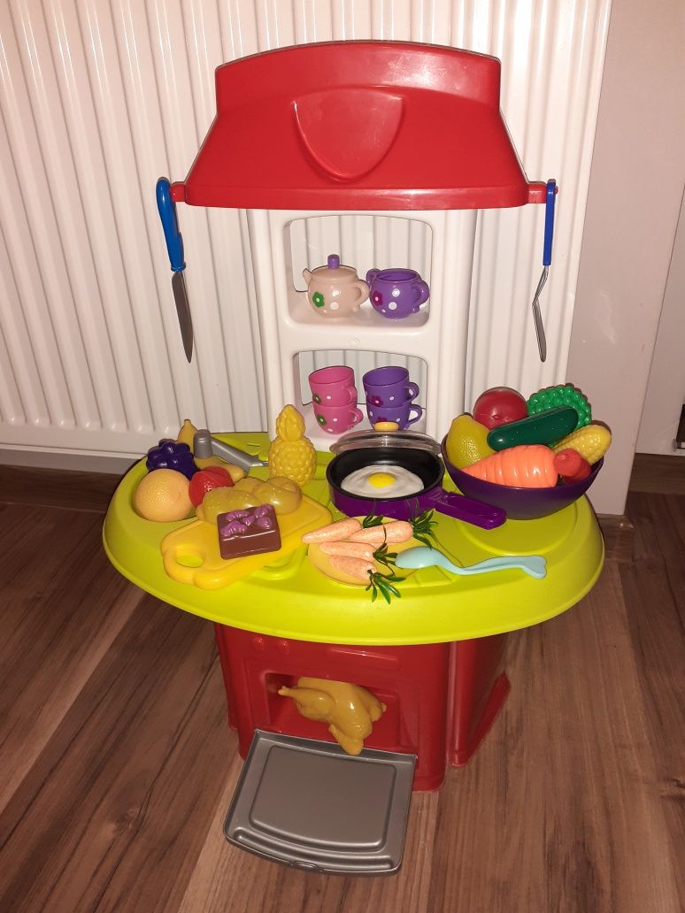 Kuchnia dla dziecka z dużą ilością akcesoriów