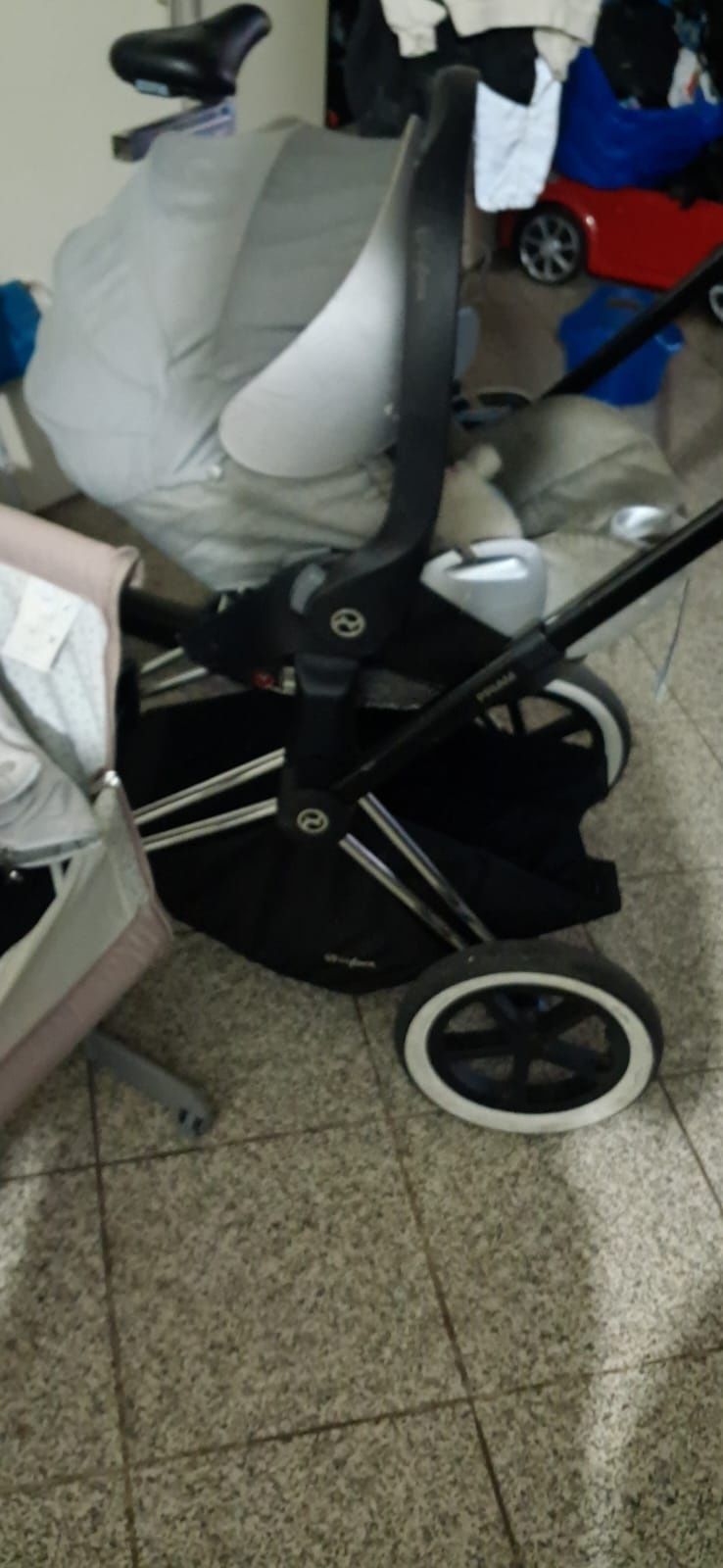 Cadeira, muda de fralda, cama, banheira...