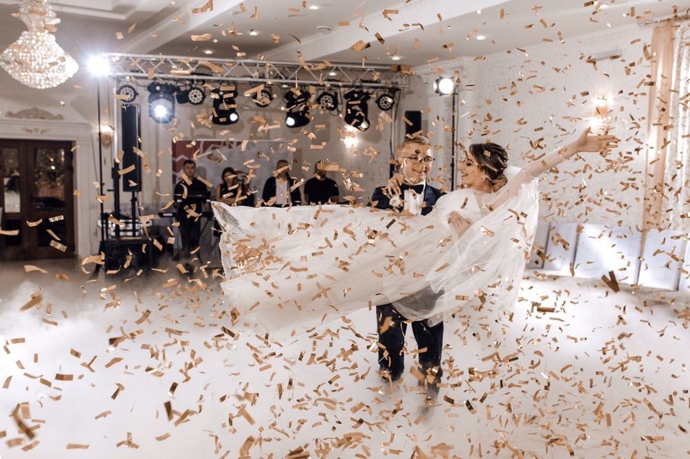 Важкий дим,  конфеті,  холодні вогні