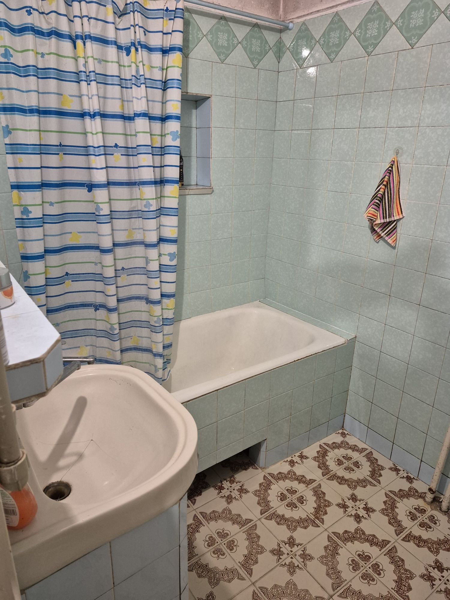 Продаж будинку в тихому районі міста.
