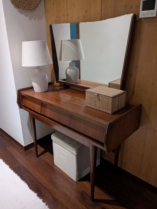 Conjunto tocador, cómoda/ aparador e armário com 4 portas .