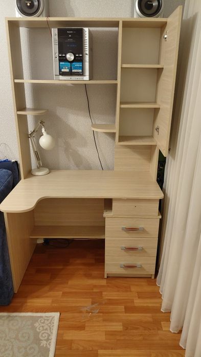 Комп'ютерний стіл