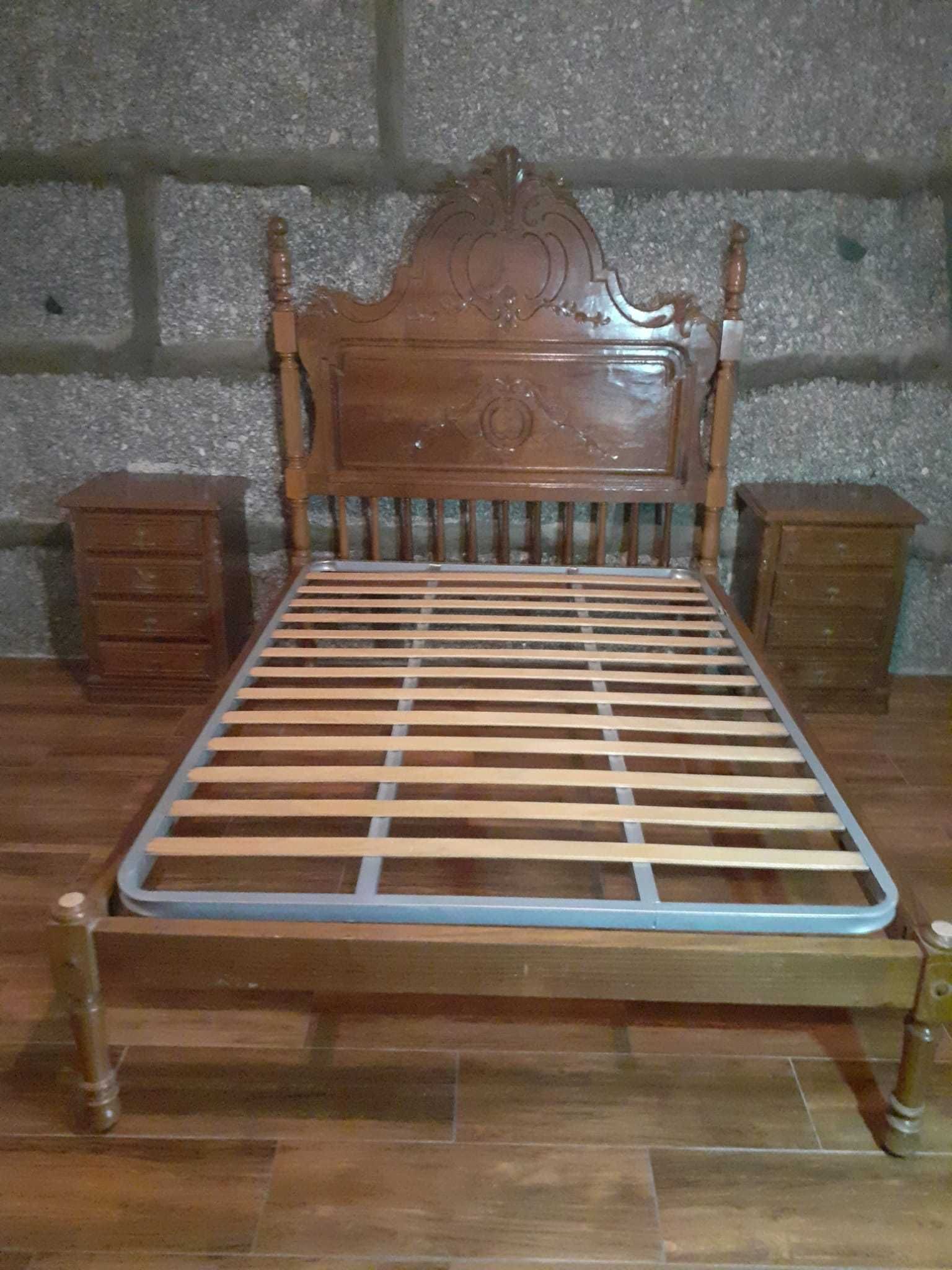 Cama mais mesas de cabeceira