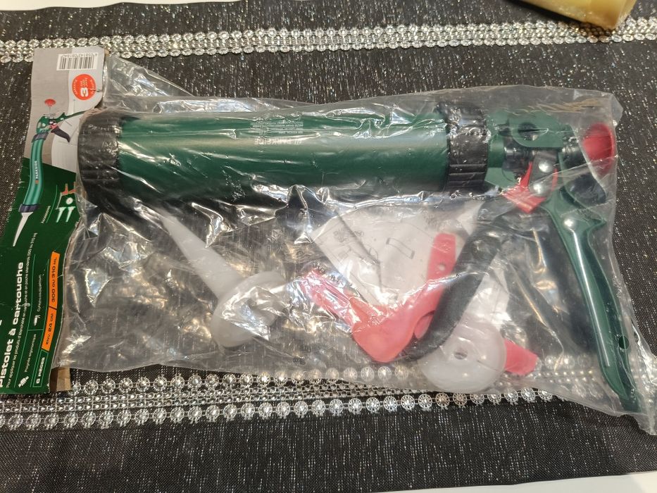 Pistolet do wyciskania mas silikonowych