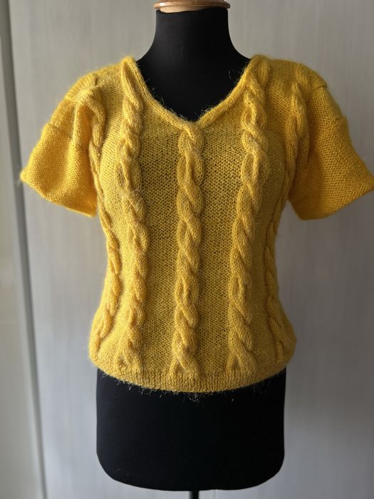 Светр жіночий жовтий з коротким рукавом