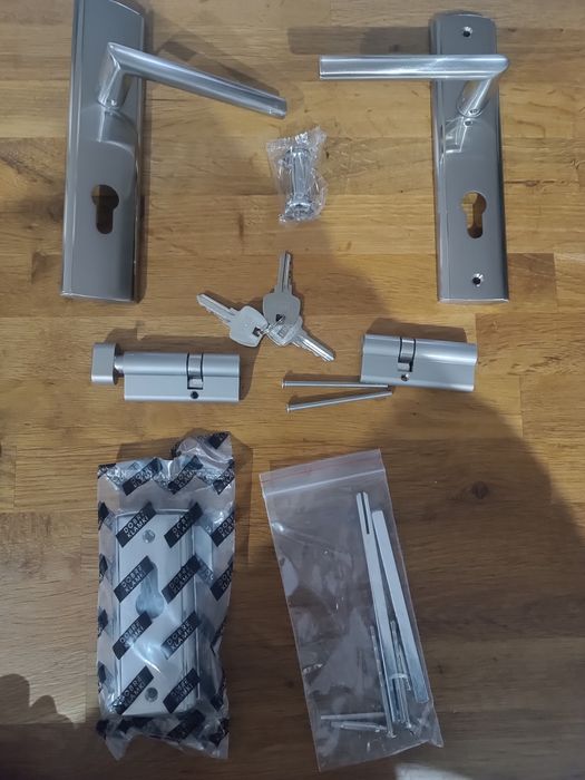 Zestaw do drzwi porządny klamki wkładki  ten sam klucz rozety wizjer