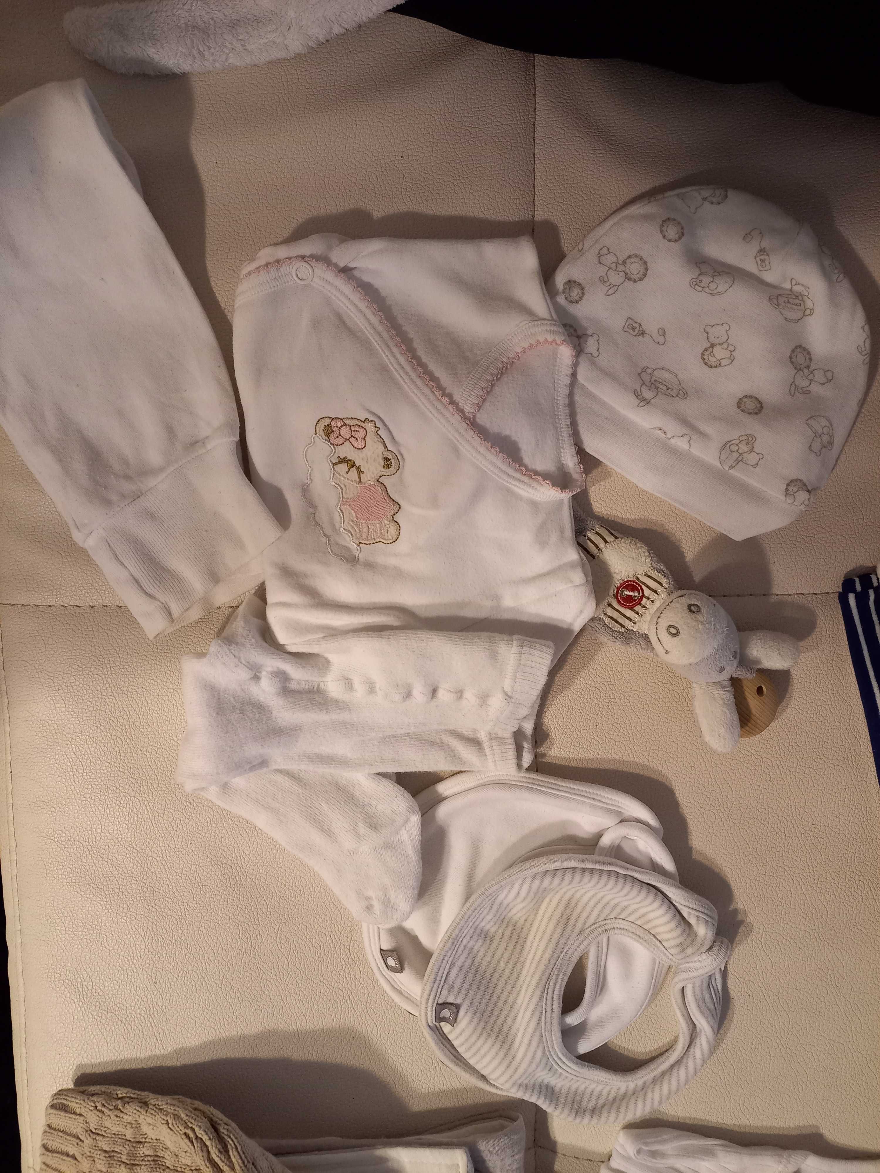 1 bodie e calça,  2Babetes , pendura  chupeta e meia calça _ bebe