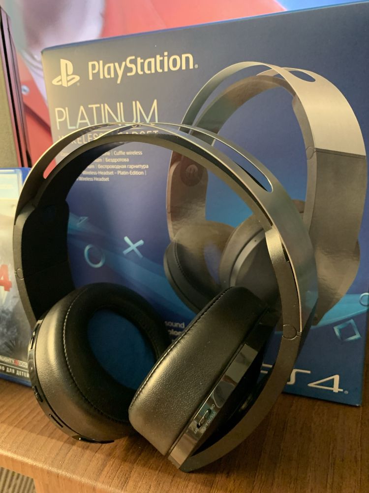 Продаю PS4 Pro разом із іграми