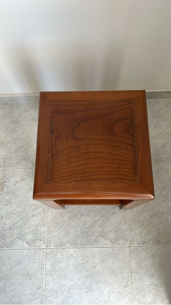 Mesa de apoio de madeira