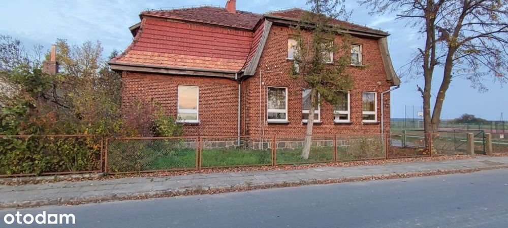 szkoła z czerwonej cegły