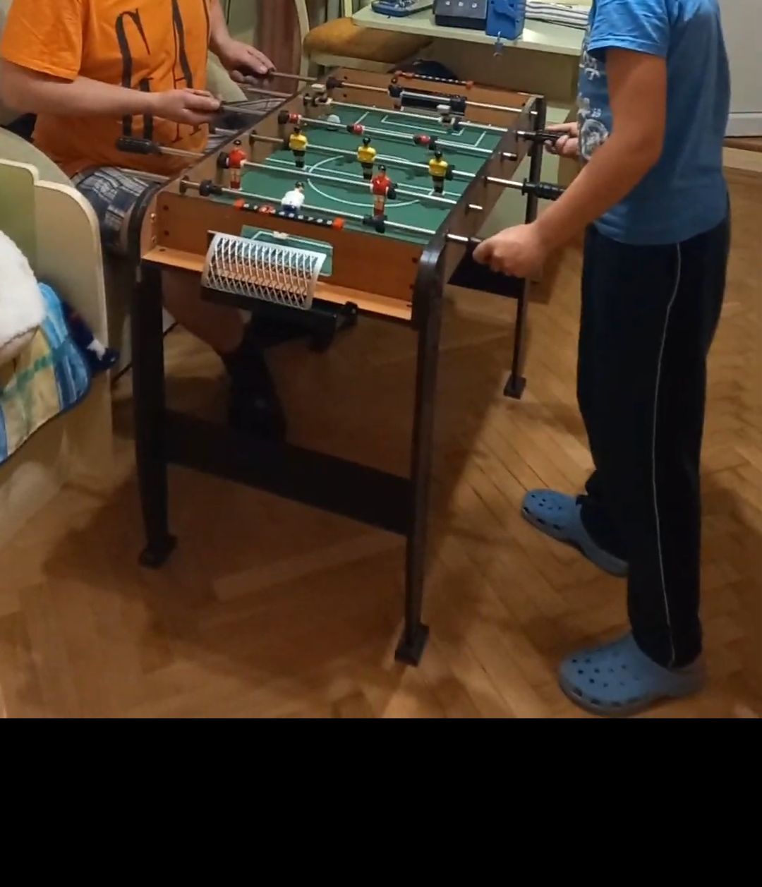 Игра - детский стационарный футбол.