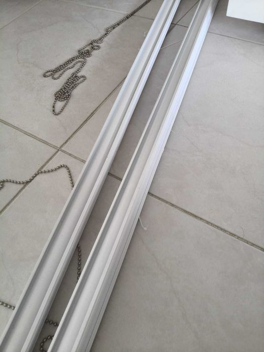 Cortina opaca para janela com calha incluída