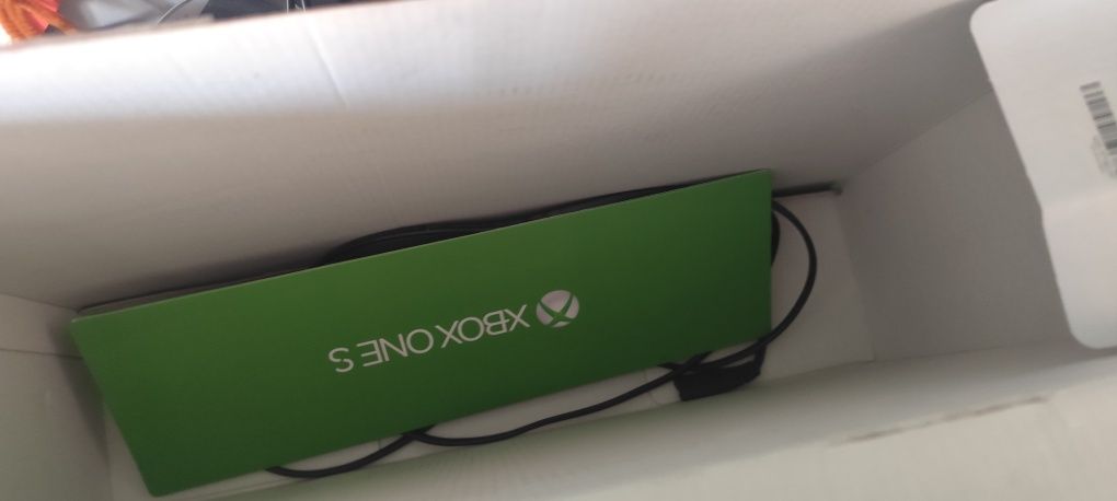 Xbox one s 1tb dwie gry 2pady pudelko