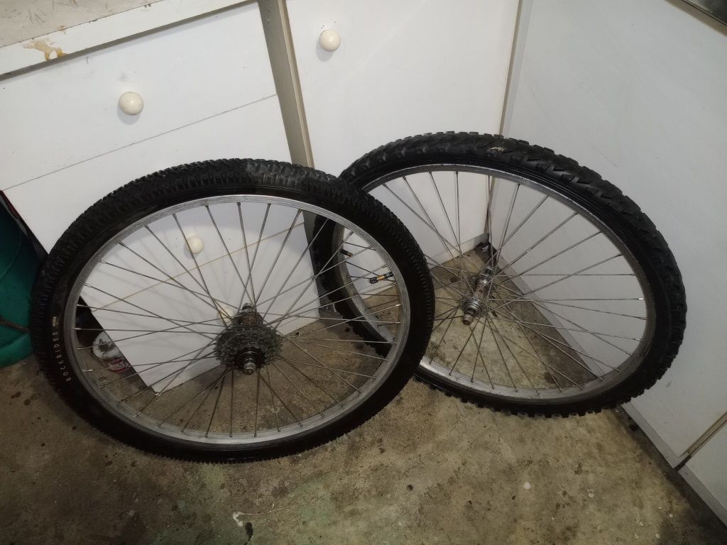 20€ par de rodas 26 frente e trás com pneus e câmara