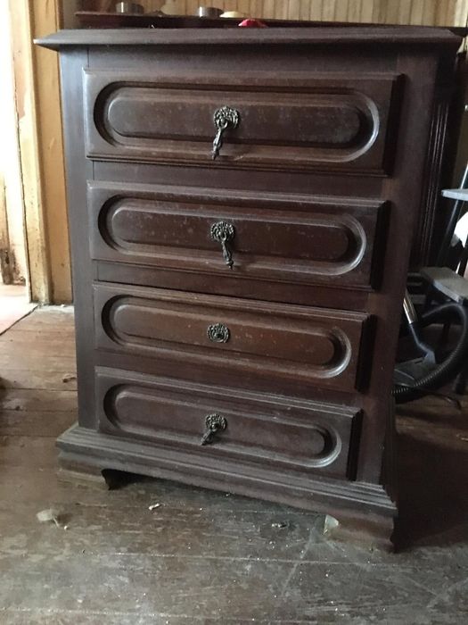 Mesa de cabeceira e cómoda com quatro gavetas