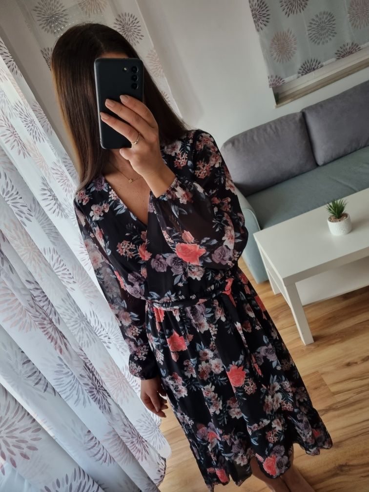 Długa włoska sukienka w kwiaty z dekoltem V r. M