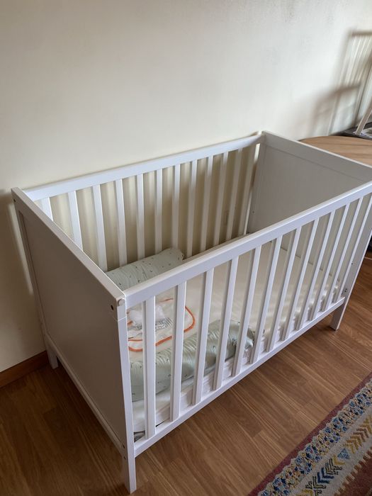 Berço branco novo com roupas