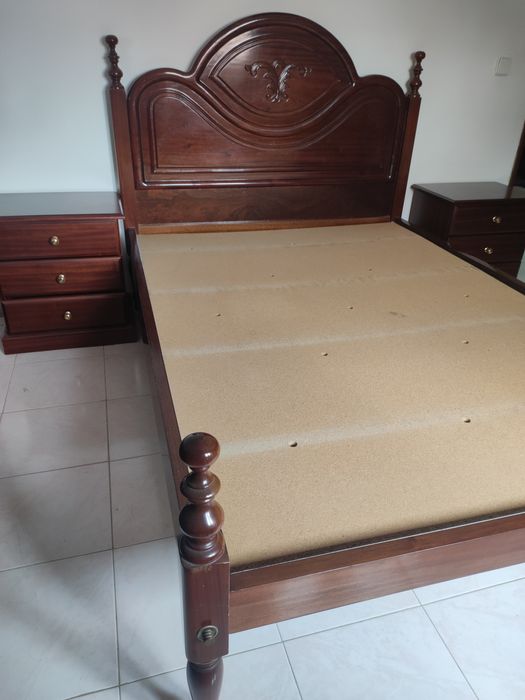 Cama em madeira maciça