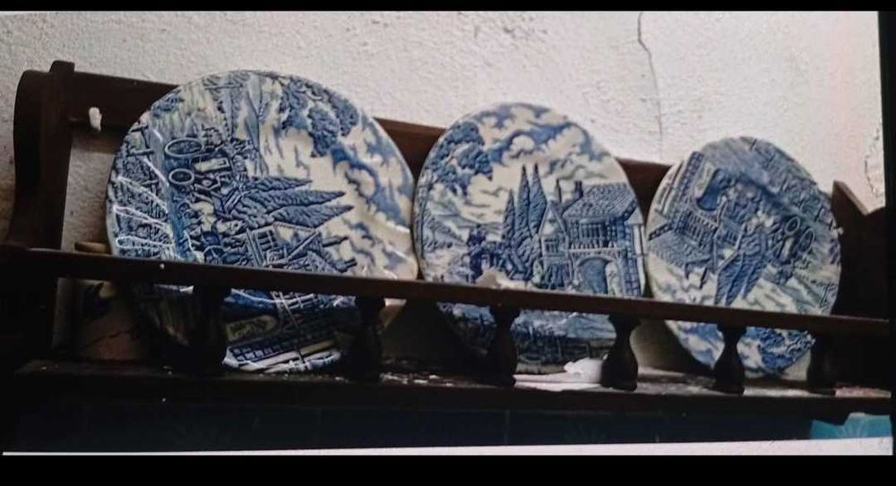 Escaparate + 3 pratos loiça inglesa