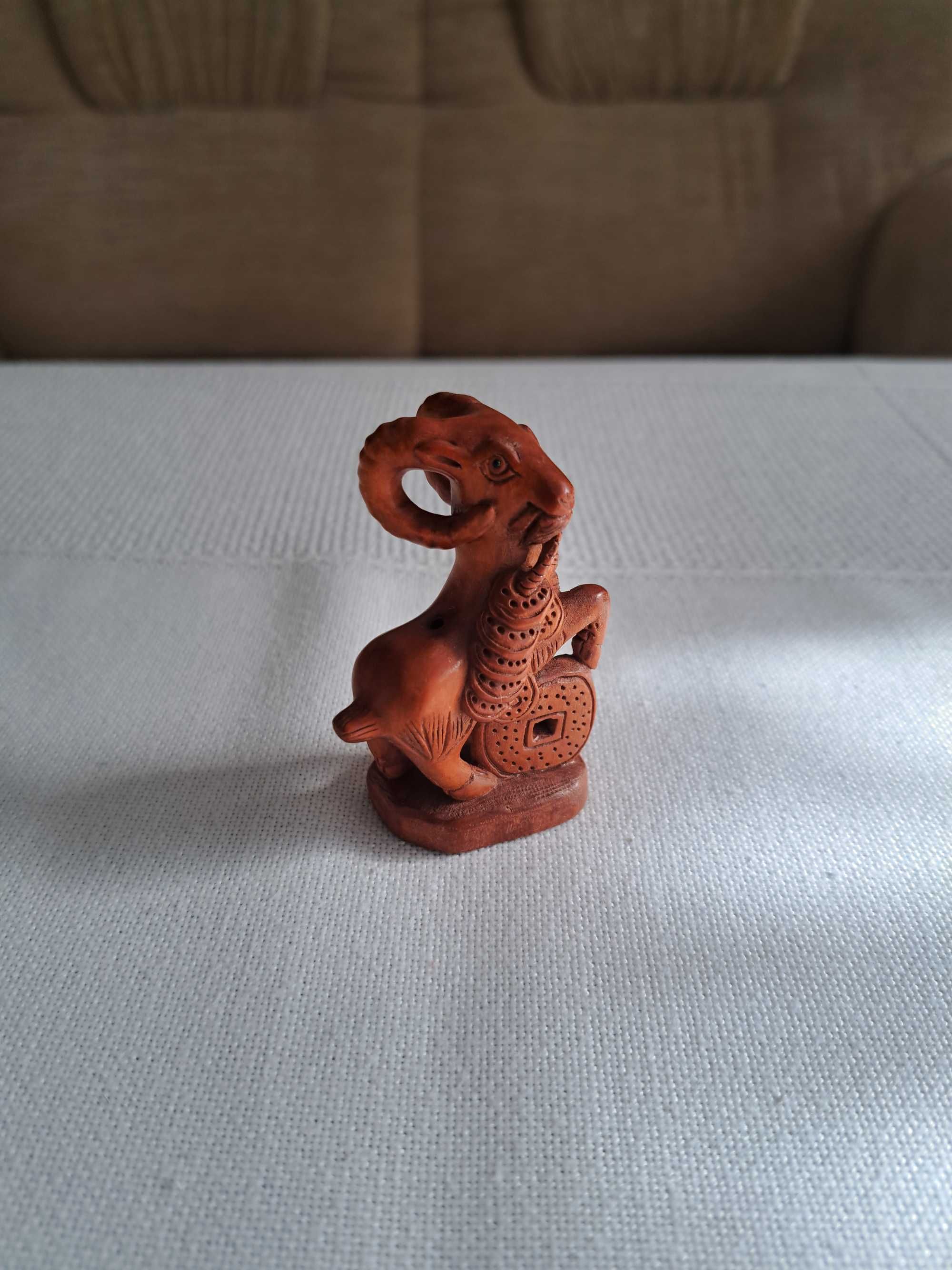 Netsuke,kozioł z drewna bukszpanowego z monetami.