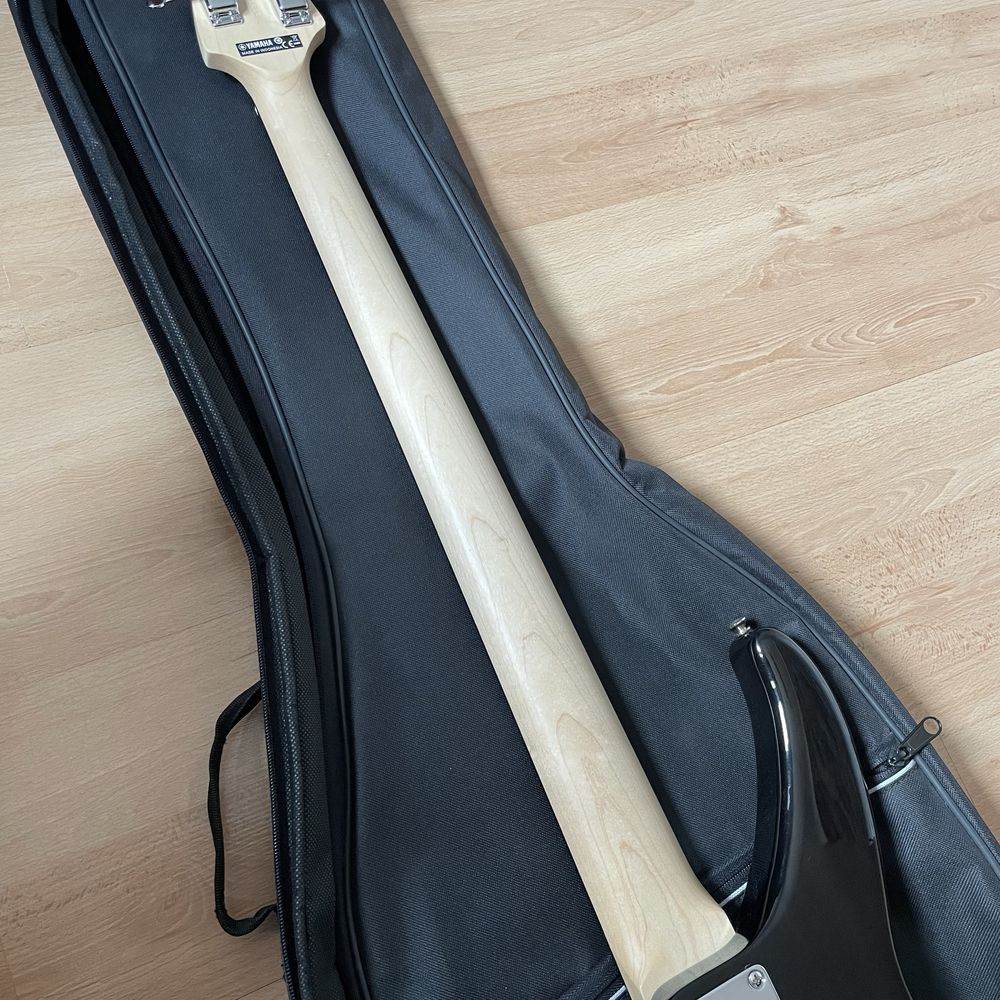 Gitara basowa Yamaha
