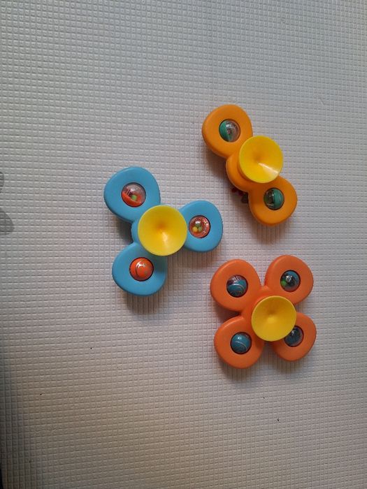 SPINNER Z PRZYSSAWKĄ - Zabawka sensoryczna