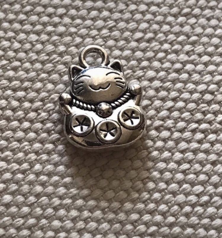 Maneki Neko kot szczęścia japoński srebrna metalowa zawieszka nowa